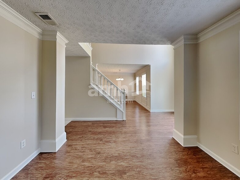 Building Photo - 550 Brook Hollow Dr