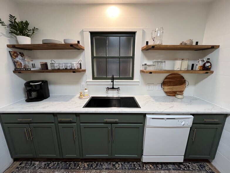 Building Photo - 1000 E Walnut St