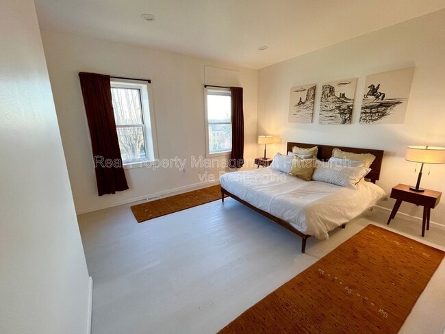 Building Photo - 2019 E Beckert Ave