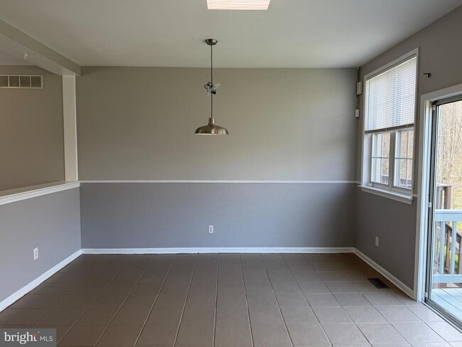 Building Photo - 25 Shawn Ln