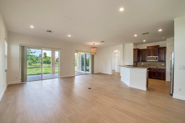 Building Photo - 172 Manor Cir