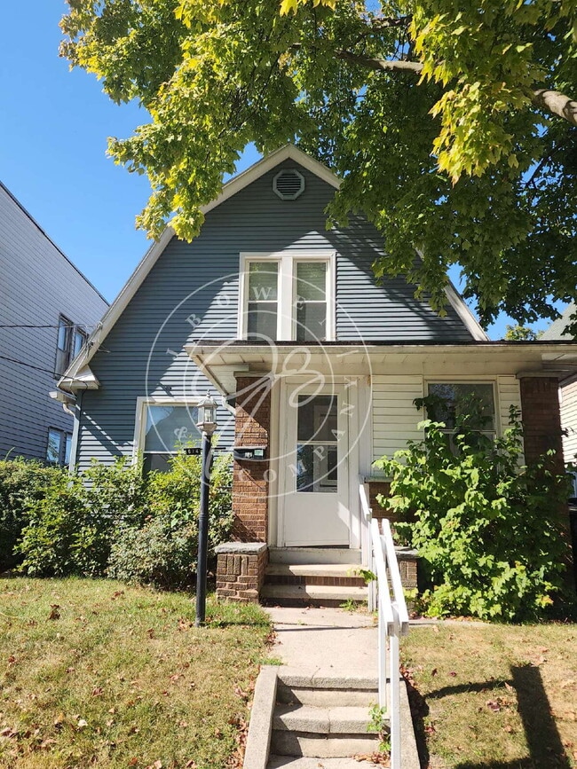 Building Photo - "Charming 2 possible 3-Bedroom Home on Uta...