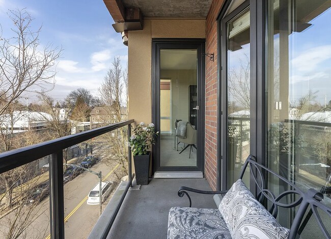 Balcony North View - 1620 NE Broadway St