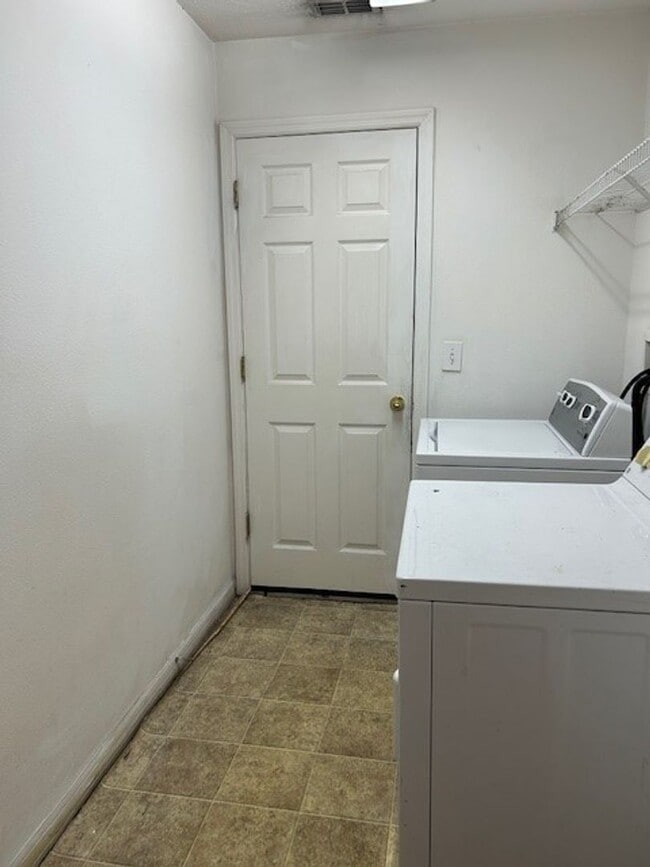 Building Photo - 3 bedroom, 2 bath home