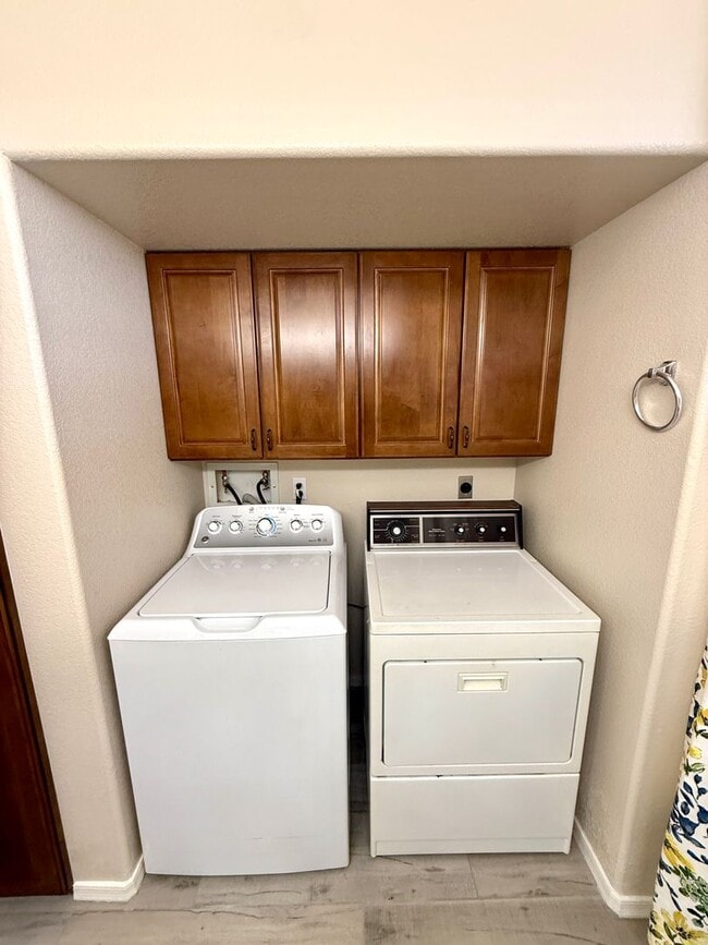 Building Photo - Charming 2 Bed, 2 Bath Home with Open Floo...