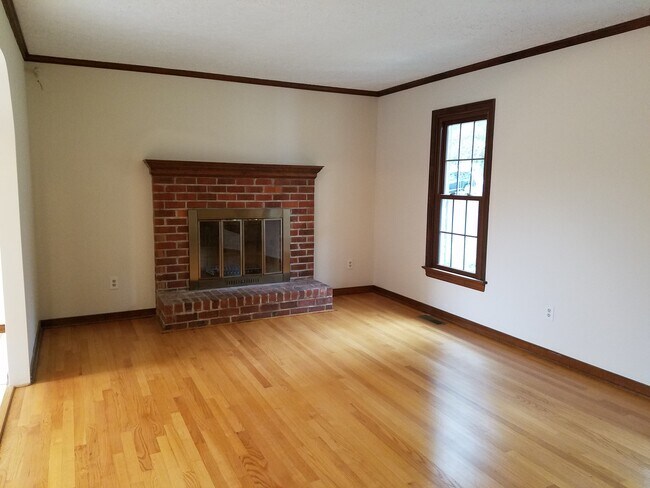 Building Photo - 2750 River Rd W