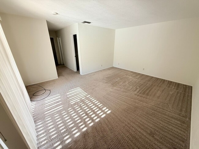 Building Photo - Spacious Pool Home In the Desired Los Comp...