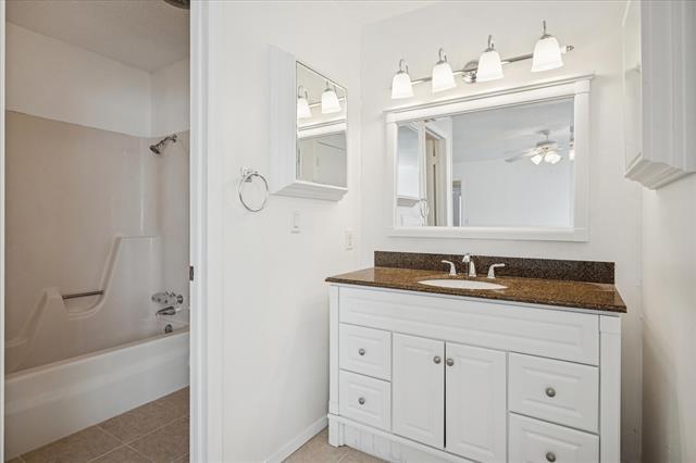 Building Photo - 2804 Royal Oaks Dr