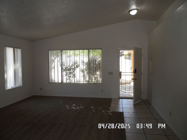 Building Photo - 3 Bedrooms, 2 Bathroom, Large Fully Fenced...