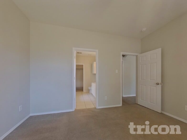 Building Photo - 3005 Glenrose Dr