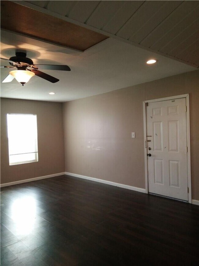 Building Photo - Cozy 3 Bed / 2 Bath Single-Family Home for...