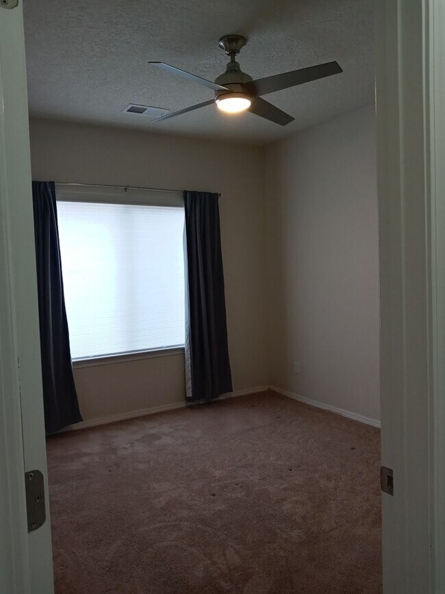 Building Photo - FOUR BEDROOMS!