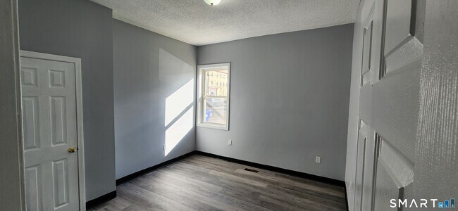 Building Photo - 24 Meadow St