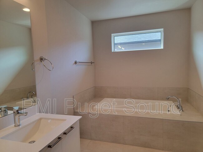 Building Photo - 33473 Poplar Ave SE