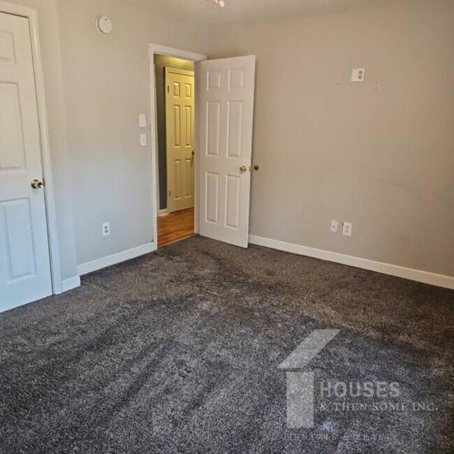 Building Photo - 423 Rollingwood Dr