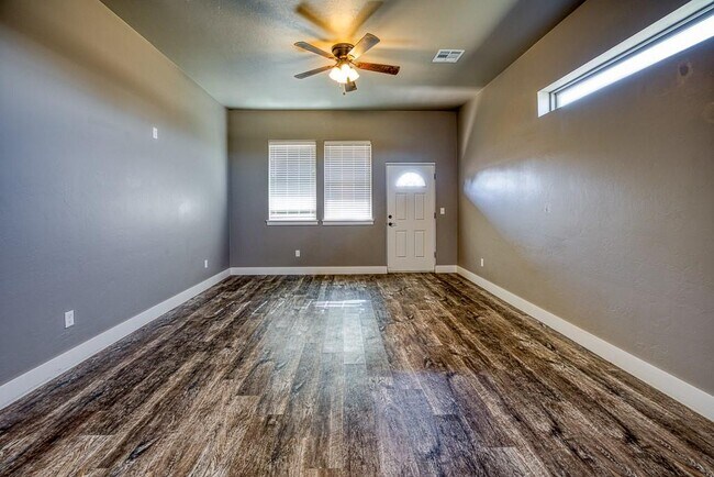 Building Photo - 807 Venice Ct