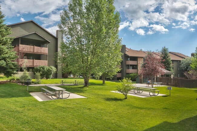 Building Photo - Top Floor Condo Near Bus Line