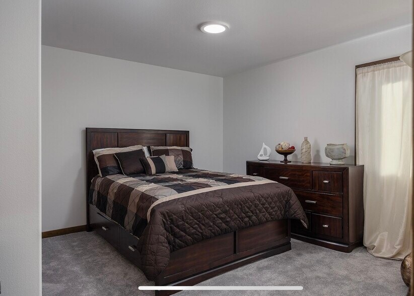 Spacious Bedroom, same as third - 415 E 5th Ave