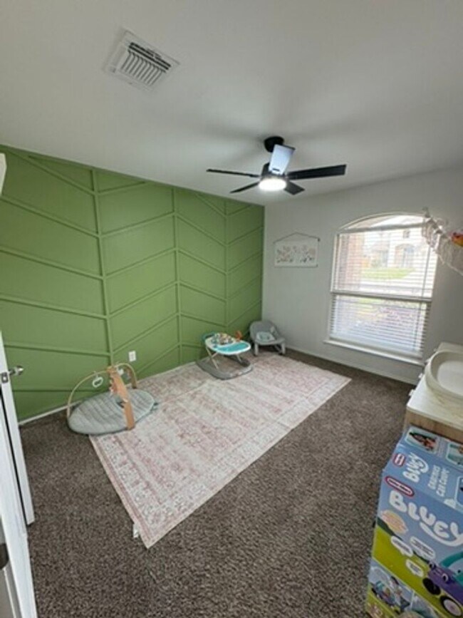 Building Photo - 3 bedroom 2 bath open concept