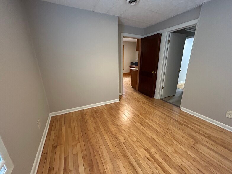 Building Photo - 512 8th Ave NE