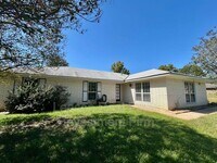 Building Photo - 302 Avenida Dr