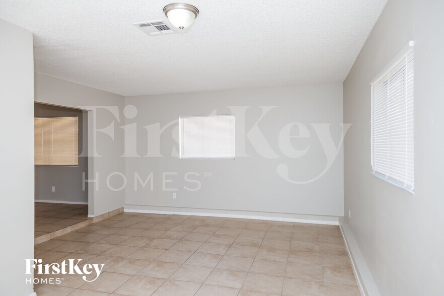 Building Photo - 5265 Saratoga Dr