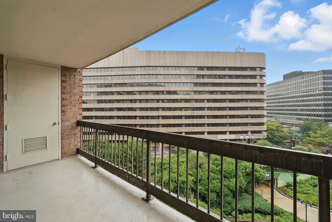Building Photo - 1805 Crystal Dr