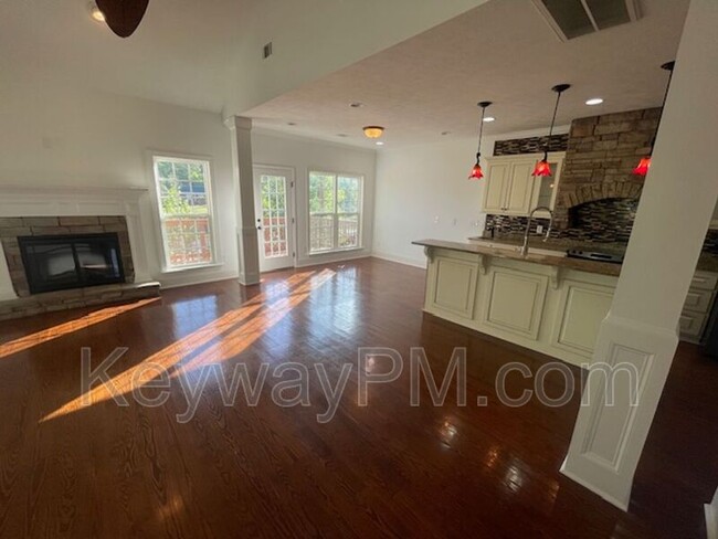 Building Photo - 880 Willow Lake