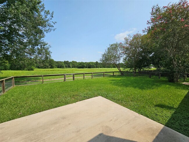 Building Photo - 221 Palm Aire Dr