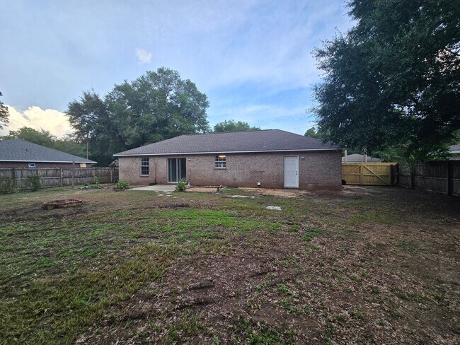 Building Photo - 3 Bedroom / 2 Bath House - Milton