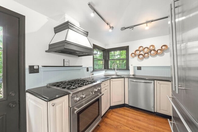 Building Photo - 828 E 14th St