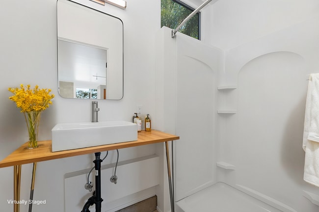 Building Photo - Contemporary Little Italy Studio!