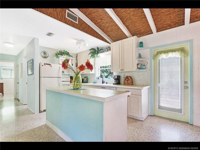 Building Photo - 1905 NE River Ct