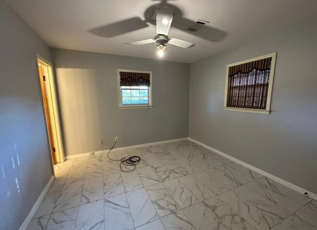 Building Photo - 1707 Ave E