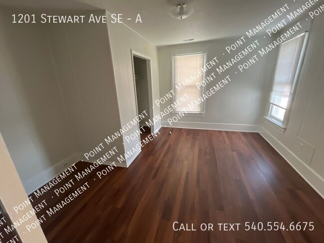 Building Photo - 2 Bedroom 1 Bath Apartment-Available Now!!