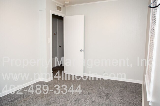 Building Photo - 2 Bedroom and 1 Bathroom Home Available For Rent!