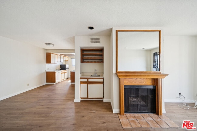 Building Photo - 1519 N Martel Ave