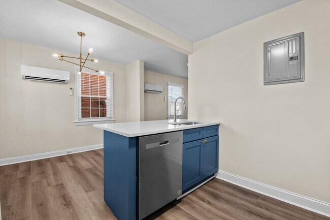 Building Photo - Spacious 1 Bedroom Duplex in Trinity Park, blocks from Duke! - Renovated & Pet Friendly