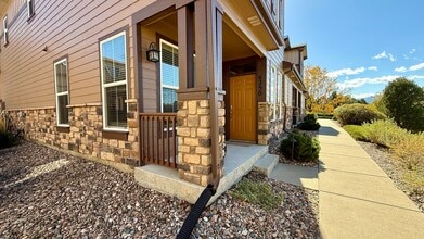 Building Photo - Spacious & Modern 3-Bedroom Townhome in Th...