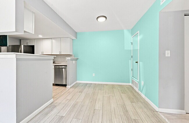 Building Photo - $1,770.95 - 2 Bed, 2 Bath Updated Condo in Denver with In Unit Laundry and Community Amenities!