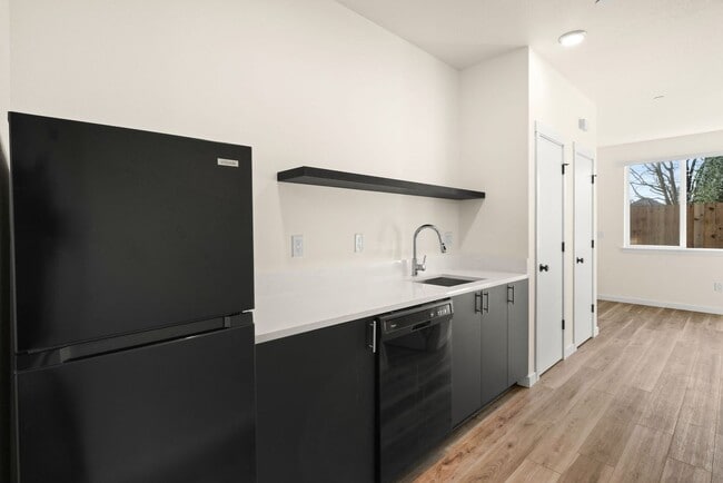 Building Photo - Vancouver Townhouses - Get 1 Month Free!