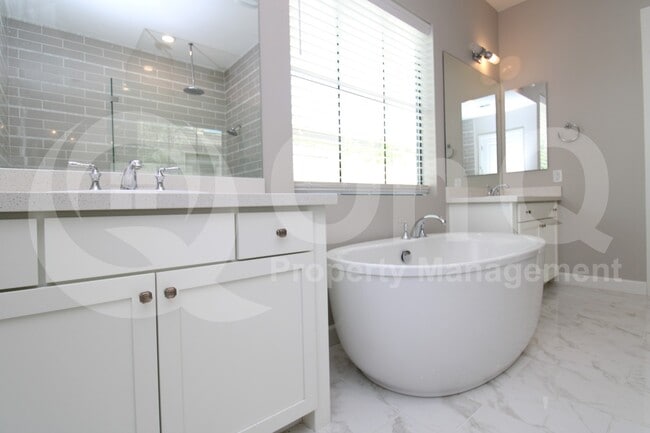 Building Photo - 3847 E Mead Dr