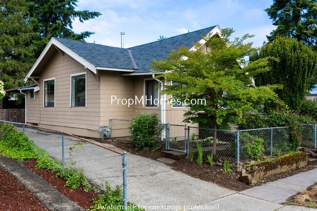 Building Photo - Charming One Bedroom Plus Office/Den In SE Portland!