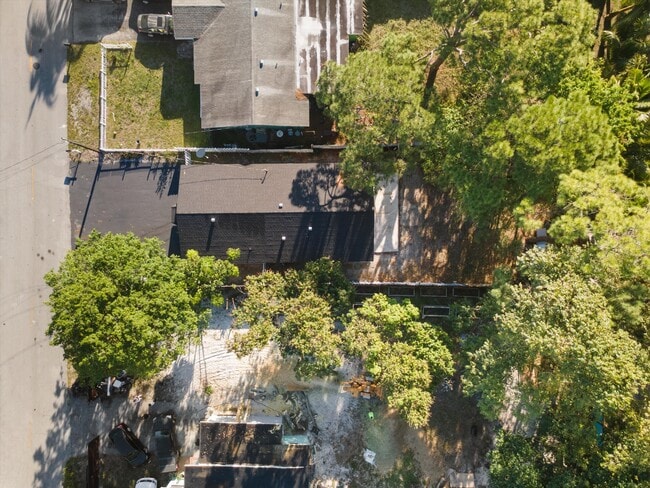 Building Photo - 836 SW 13th Ct