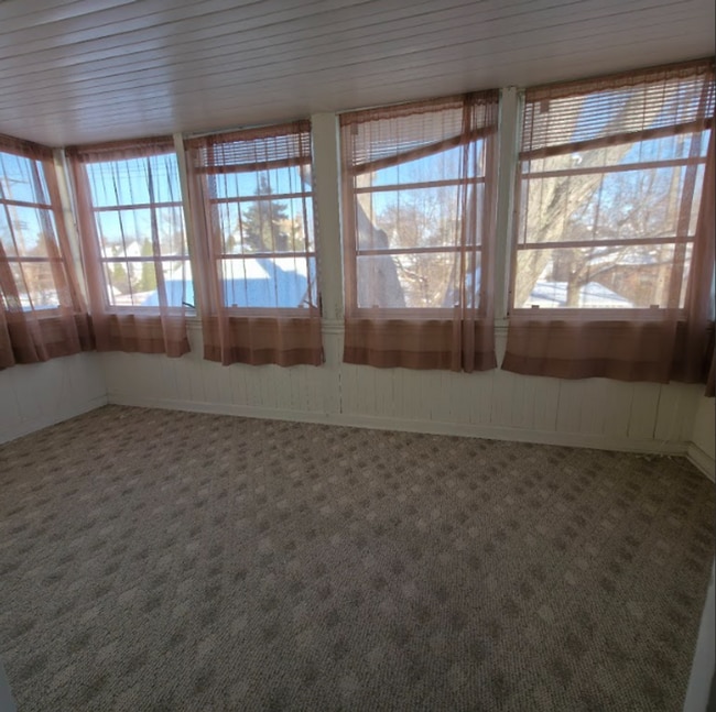 Building Photo - BEAUTIFUL 4 BEDROOM TUDOR STYLE HOME IN EUCLID