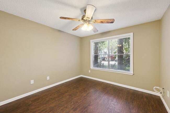 Building Photo - 2532 Grassy Point Dr