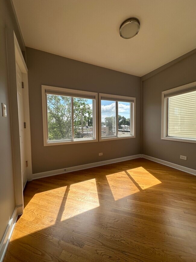 Building Photo - 5643 N Artesian Ave