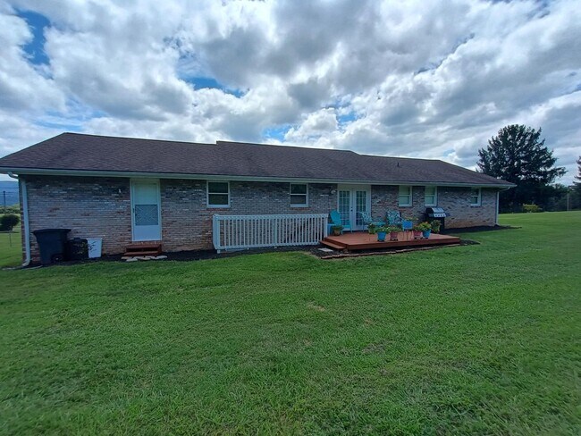 Building Photo - 4 Bed/2 Bath Brick Home - Church Hill TN