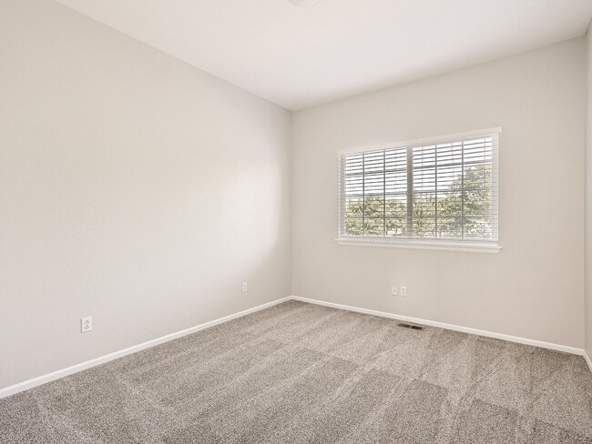 Building Photo - Newly Remodeled Home in the Broadlands!  4...
