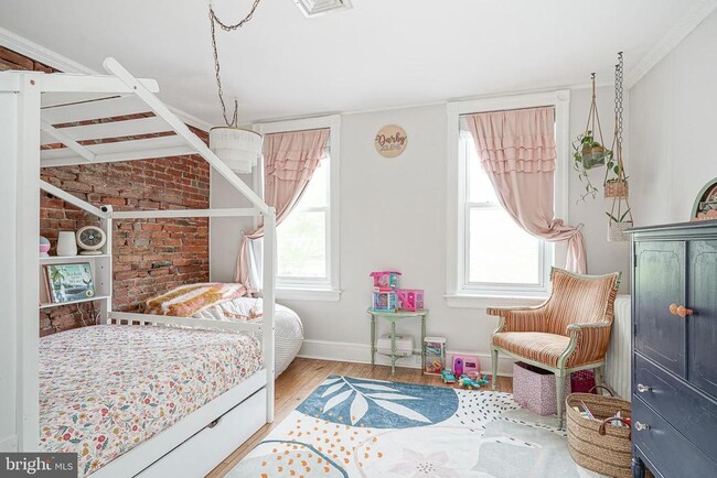 Building Photo - 6 E Collings Ave